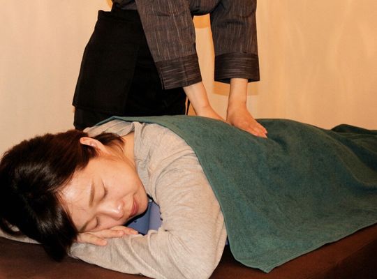 施術をうつ伏せで受ける