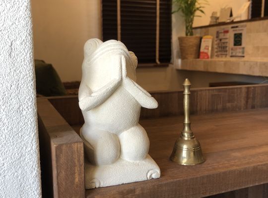 パラス石のカエル置物